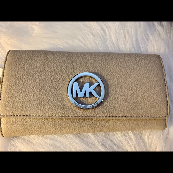 Michael Kors Handbags - NWT Michael Kors Wallet